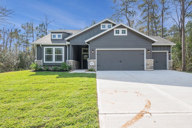 craftsman house featuring a front lawn and a garage