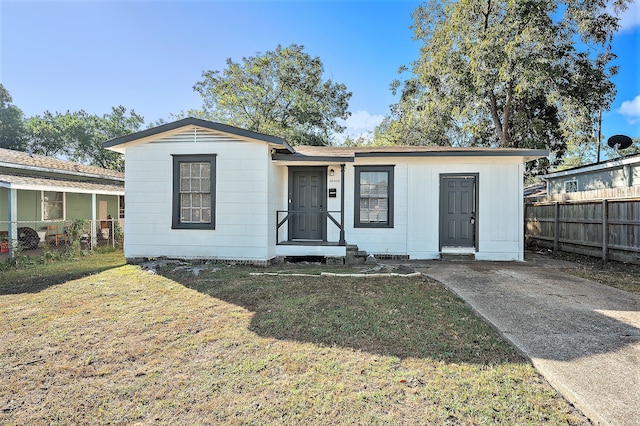 view of front of house with a front lawn