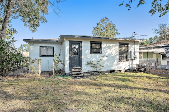 view of front facade featuring a front lawn