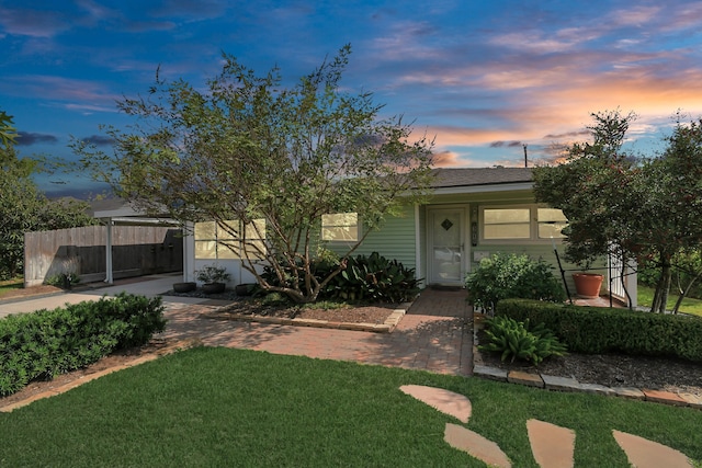 view of front of house featuring a yard