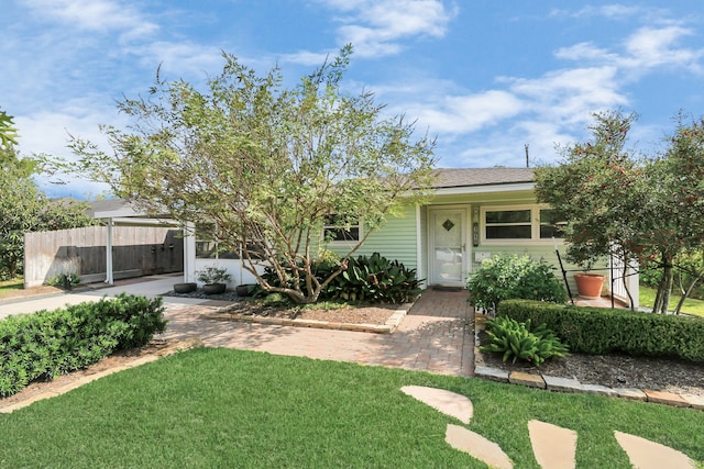 view of front of property featuring a front lawn