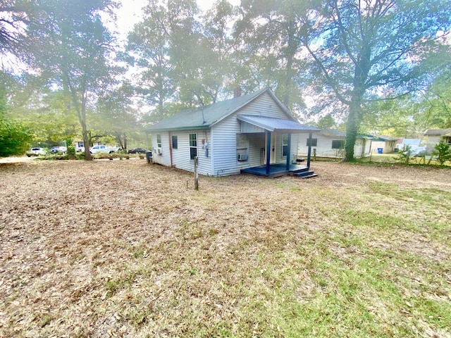 back of house featuring a lawn