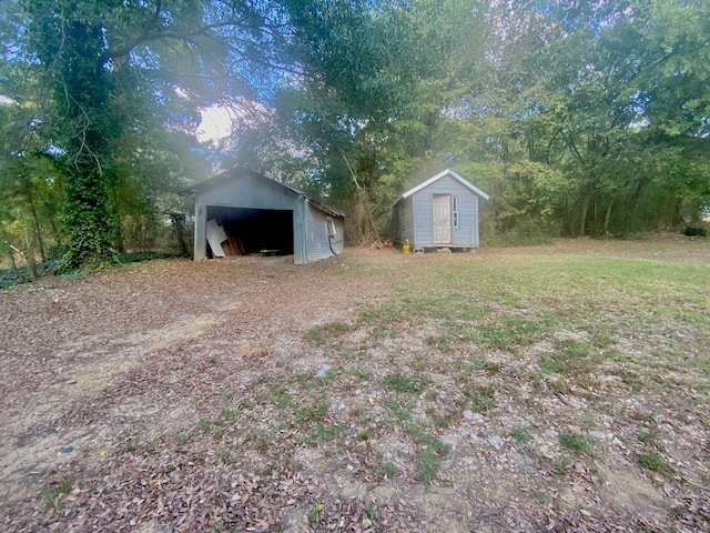 view of yard with a shed and a garage