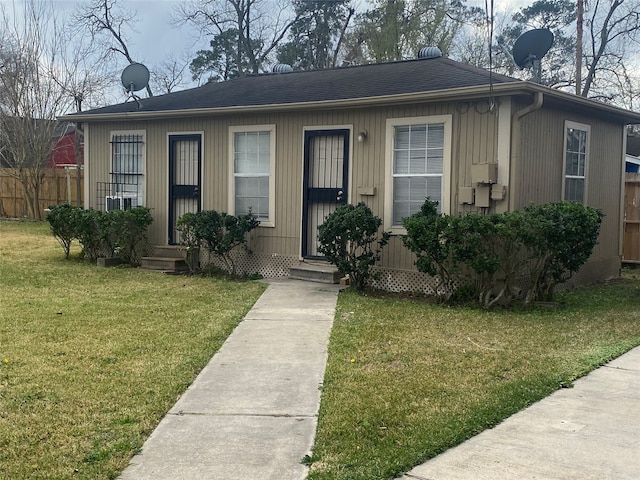 view of front facade with a front yard