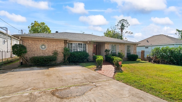 ranch-style house featuring a front yard