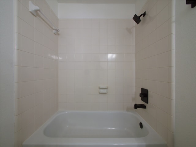 bathroom with tiled shower / bath