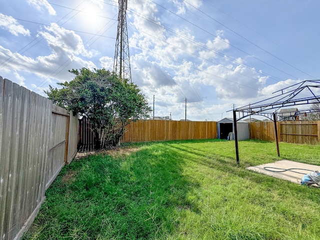 view of yard featuring a patio