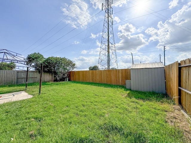 view of yard featuring a shed