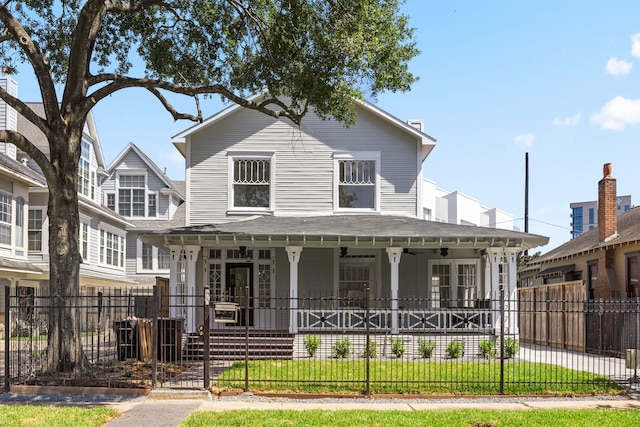 view of front of property featuring a front lawn and covered porch