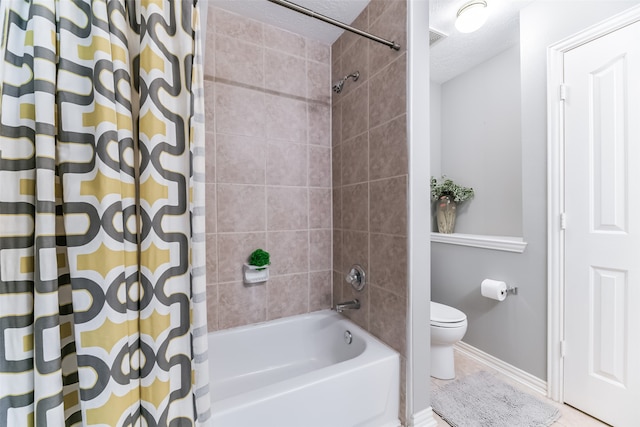 bathroom with toilet, a textured ceiling, and shower / bath combo