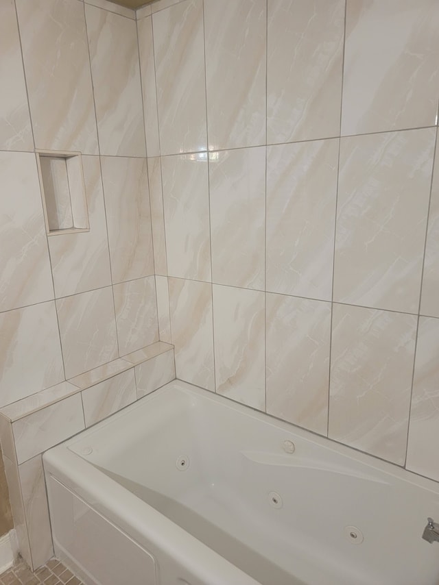 bathroom with tiled shower / bath