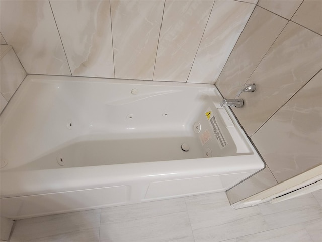 2601 Wheeler St, Houston, TX 77004 - full bath featuring a whirlpool tub