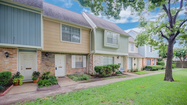 multi unit property featuring a front lawn