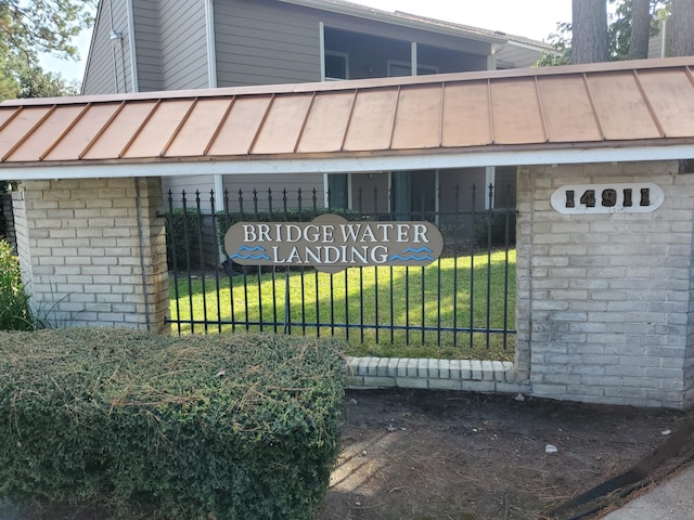 community / neighborhood sign featuring a lawn