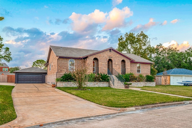 view of front of home featuring a front yard and a garage