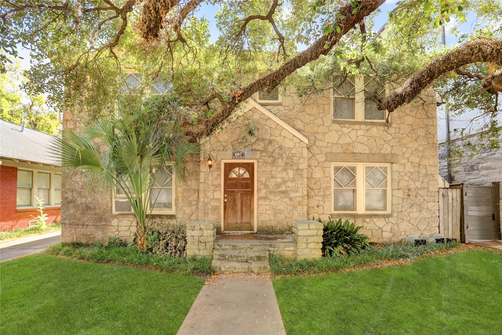 view of front facade with a front yard