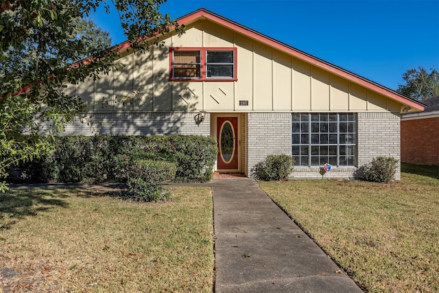 view of front of property featuring a front lawn