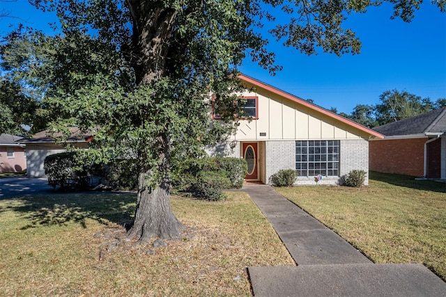 view of front of property featuring a front yard