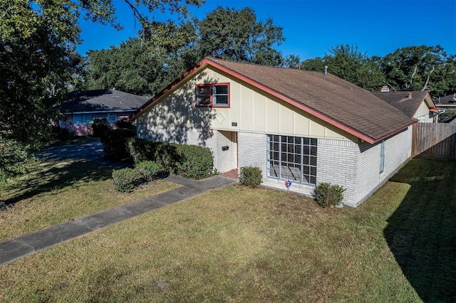 view of front facade with a front yard