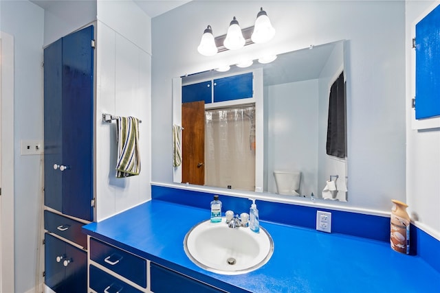 full bath featuring curtained shower, vanity, and toilet