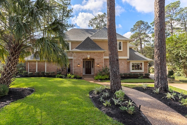 view of front facade featuring a front lawn