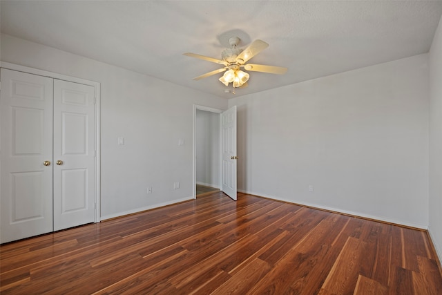 empty room with dark wood-type flooring, ceiling fan, and a textured ceiling