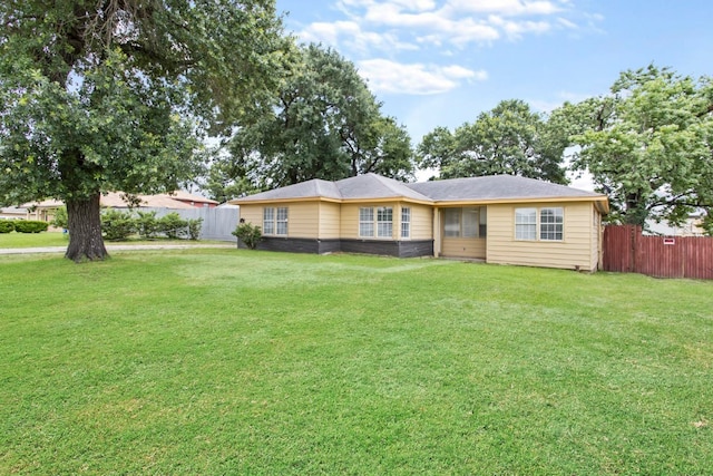 view of front of home featuring a front yard