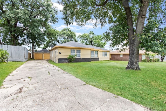 ranch-style house featuring a front yard