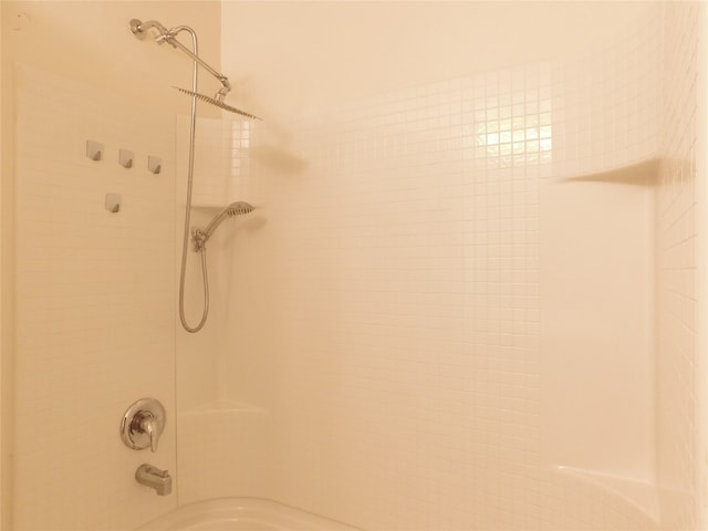 bathroom with tiled shower / bath combo