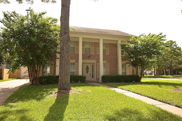 view of front facade featuring a front lawn