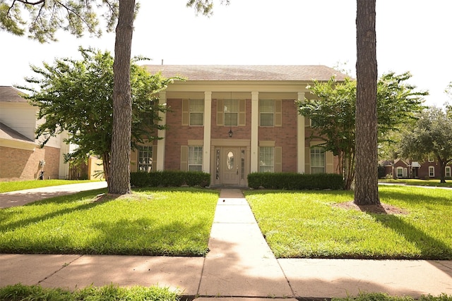 view of front facade with a front lawn