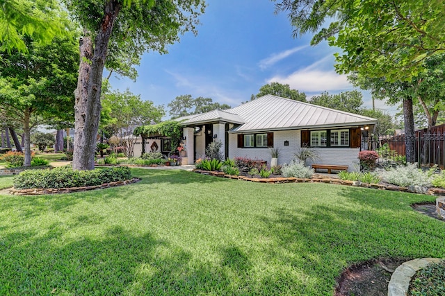 view of front of property featuring a front lawn