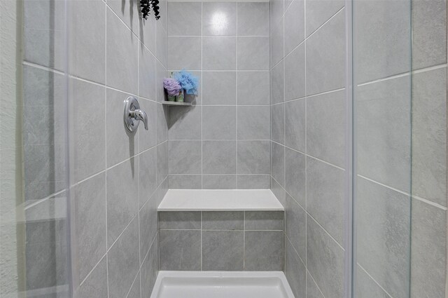 bathroom featuring a tile shower