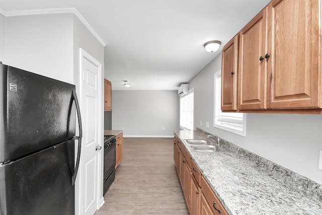 kitchen featuring black appliances, sink, a wall mounted air conditioner, light wood-type flooring, and crown molding