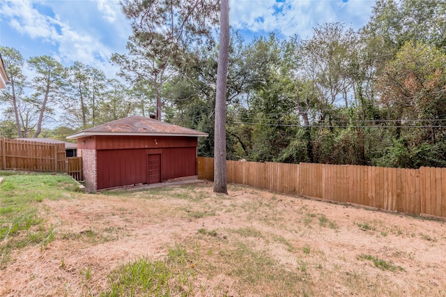 view of yard with a shed