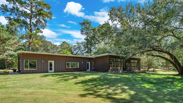 back of house featuring a yard