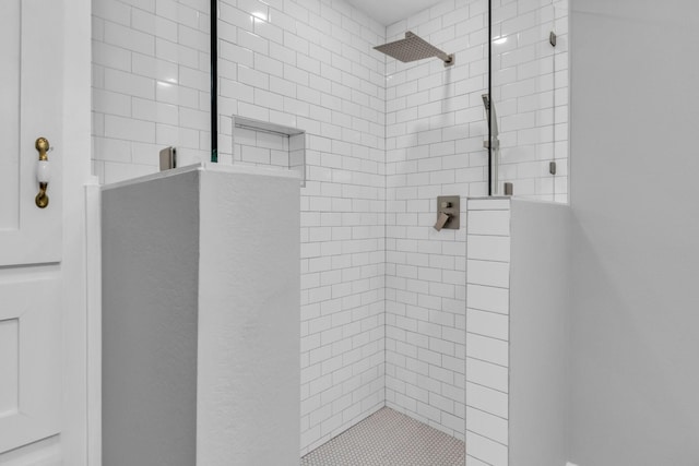 bathroom featuring tiled shower