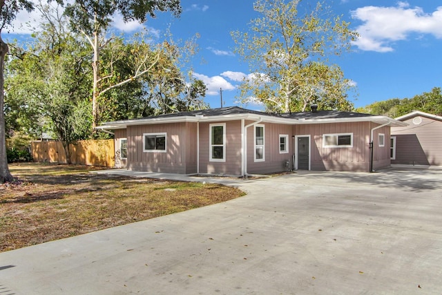 ranch-style house featuring a front yard