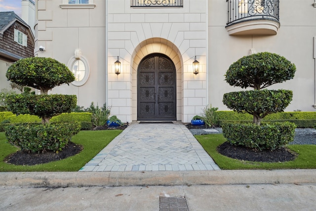 entrance to property featuring a balcony