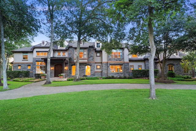 view of front of property featuring a front lawn