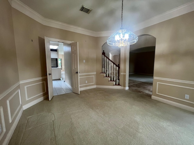 empty room with crown molding, light carpet, and an inviting chandelier