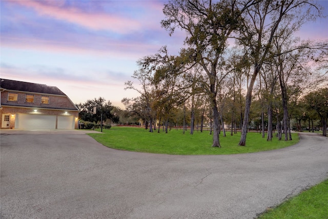 view of front facade featuring a garage and a yard