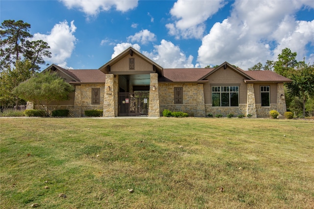 craftsman-style house featuring a front lawn