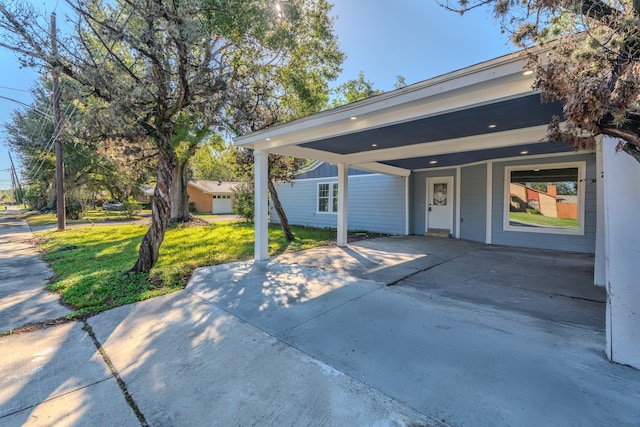 view of front of home with a carport and a front yard