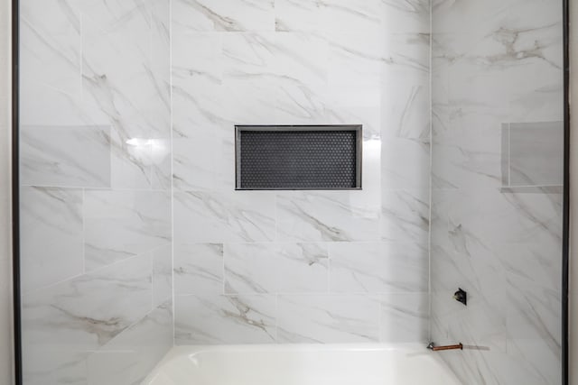 details featuring tiled shower / bath