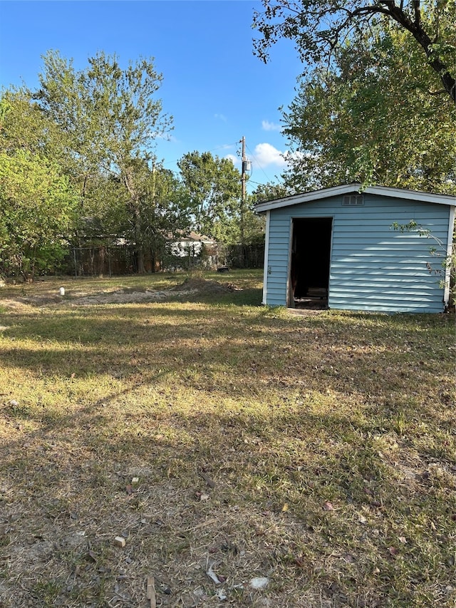 view of yard featuring an outbuilding