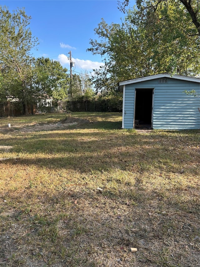 view of yard featuring an outdoor structure