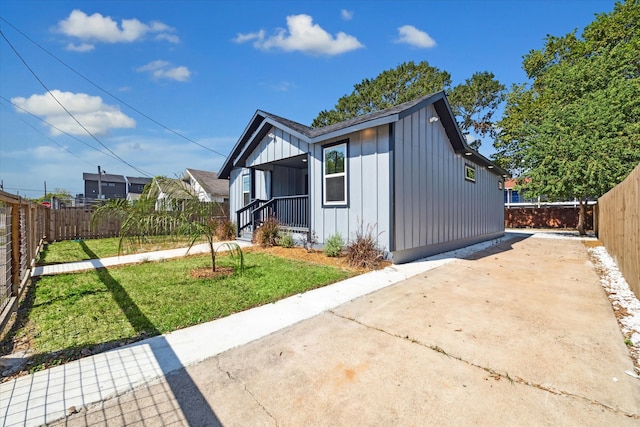 exterior space featuring a lawn