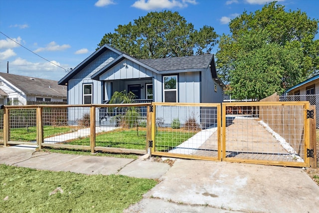 bungalow featuring a front lawn