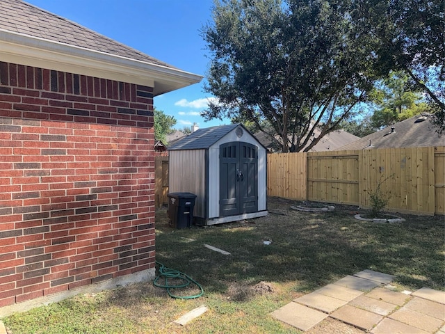 view of yard featuring a storage unit